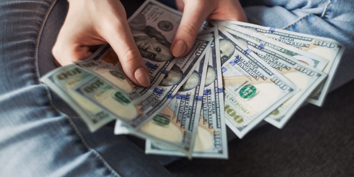Dólar abre em queda em meio a expectativas de acordo entre EUA e Irã