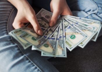 Dólar abre em queda em meio a expectativas de acordo entre EUA e Irã