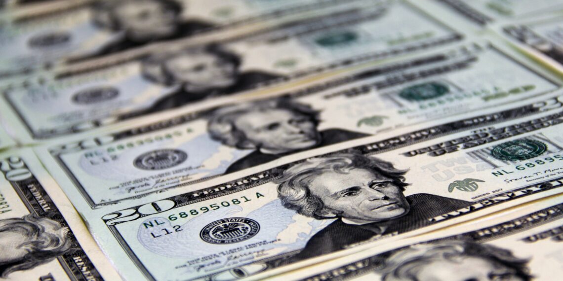Dólar cai e fecha abaixo de R$ 5, com impasse entre EUA-Irã e cenário político no radar; Ibovespa recua