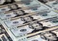 Dólar cai e fecha abaixo de R$ 5, com impasse entre EUA-Irã e cenário político no radar; Ibovespa recua