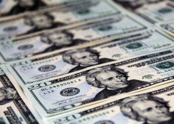 Dólar cai e fecha abaixo de R$ 5, com impasse entre EUA-Irã e cenário político no radar; Ibovespa recua