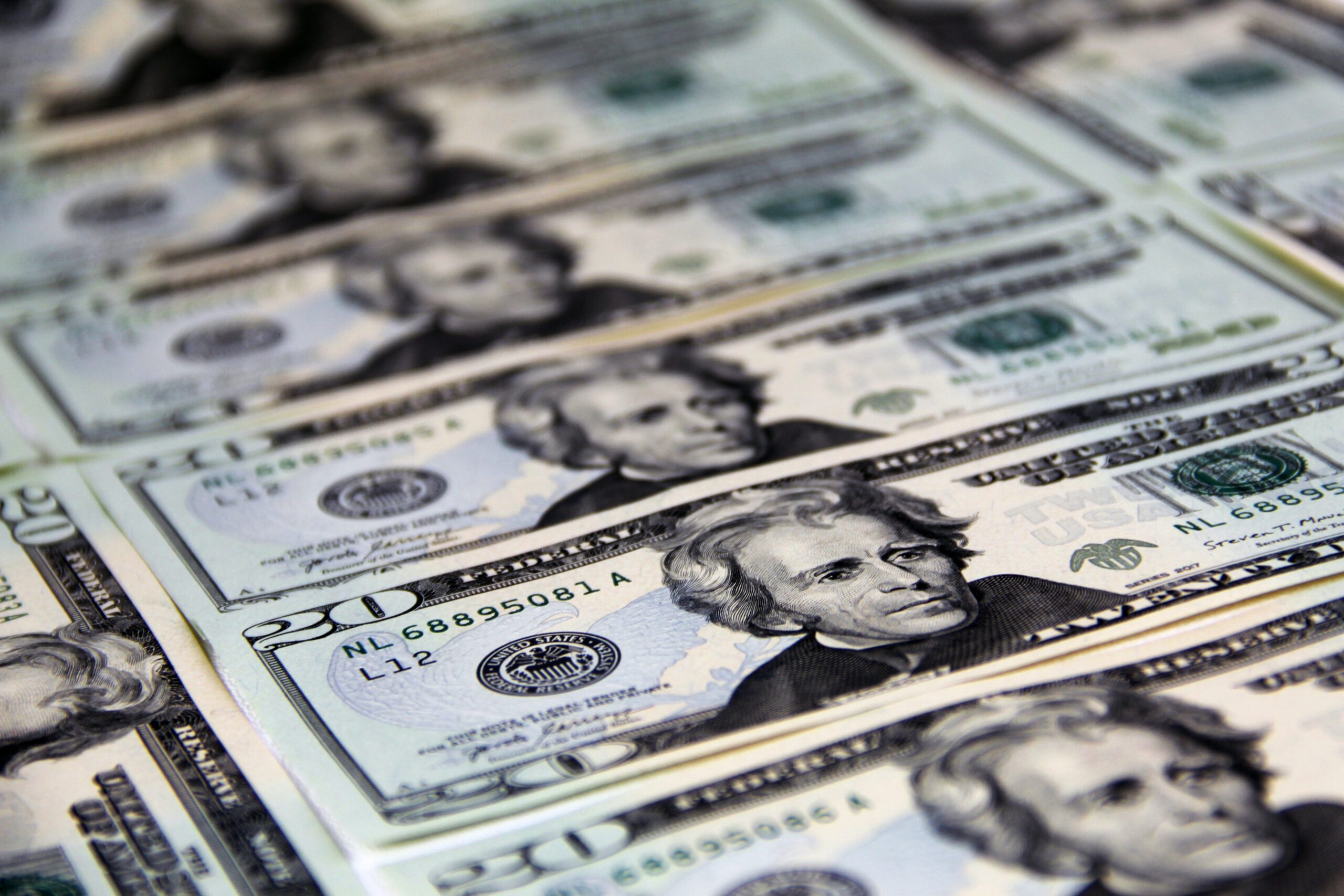 Dólar cai e fecha abaixo de R$ 5, com impasse entre EUA-Irã e cenário político no radar; Ibovespa recua