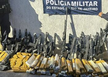PM apreende 16 fuzis e uma metralhadora em operação no Rio 