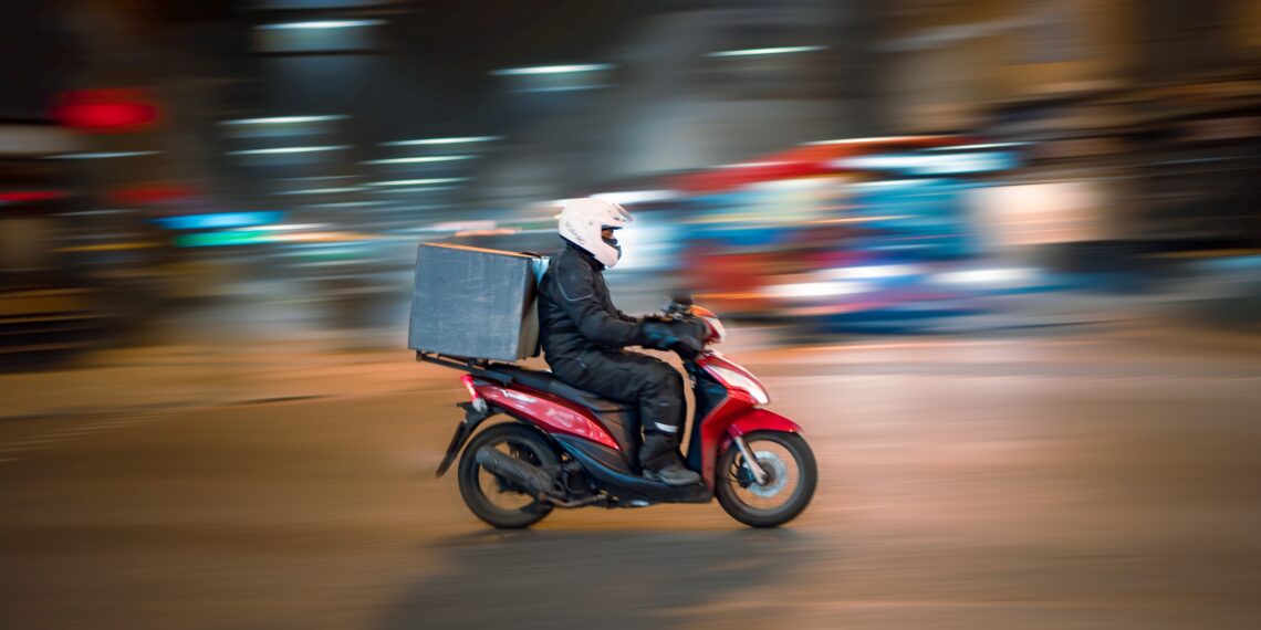 Por que mais brasileiros estão virando motoboys no Brasil