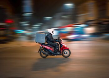 Por que mais brasileiros estão virando motoboys no Brasil