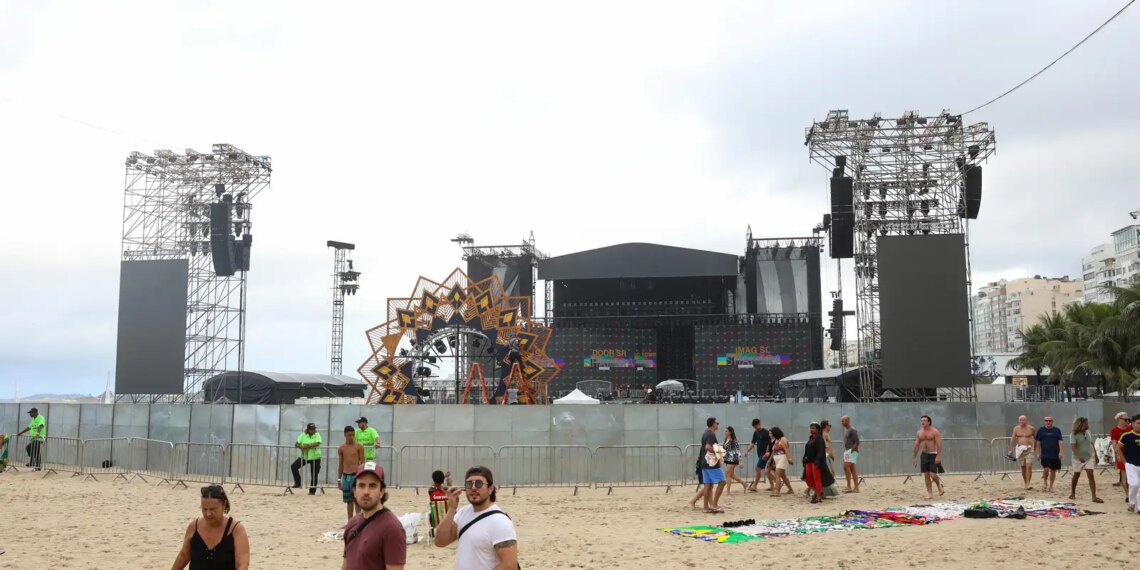 Bombeiros fazem última vistoria em estruturas para show de Shakira