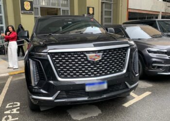Como Deolane tem Cadillac Escalade? SUV não é vendido no Brasil