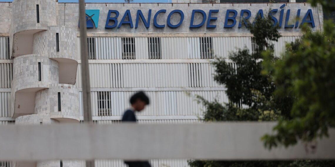BRB e PicPay investigados por descontos ilegais em salários no DF