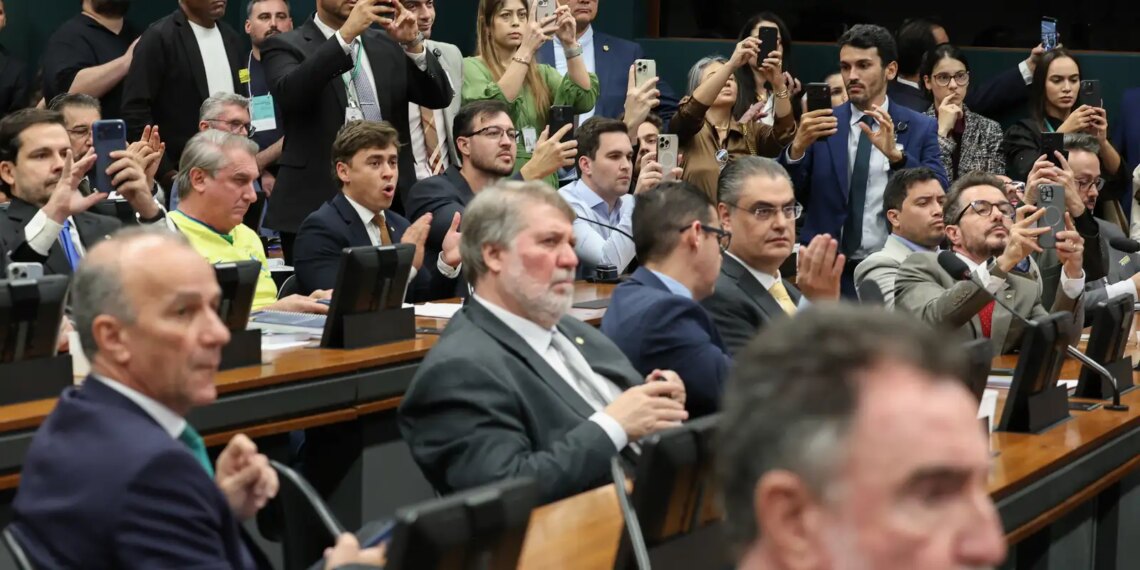 CCJ da Câmara aprova PEC que reduz maioridade penal de 18 para 16 anos