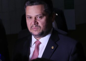 Alcolumbre sai em defesa de Jacques Wagner