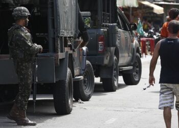 Polícia faz ação para cumprir 56 mandados de prisão na Maré, no Rio