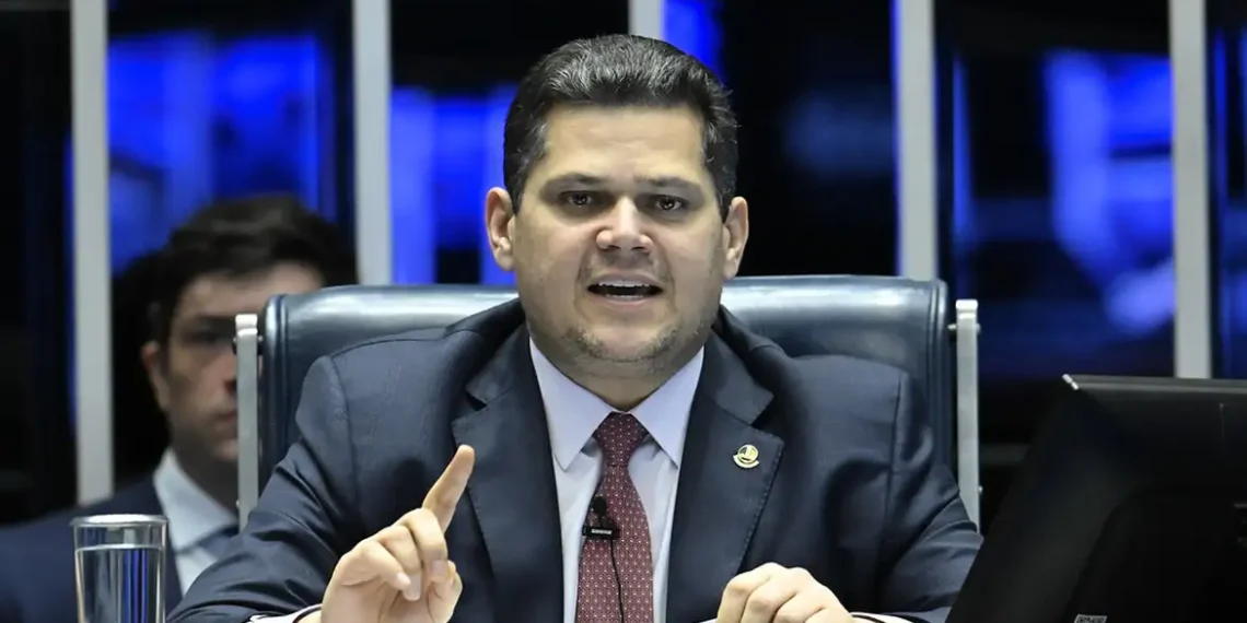 Alcolumbre trava tramitação da PEC do fim da 6×1 no Senado