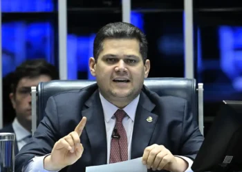 Alcolumbre trava tramitação da PEC do fim da 6×1 no Senado