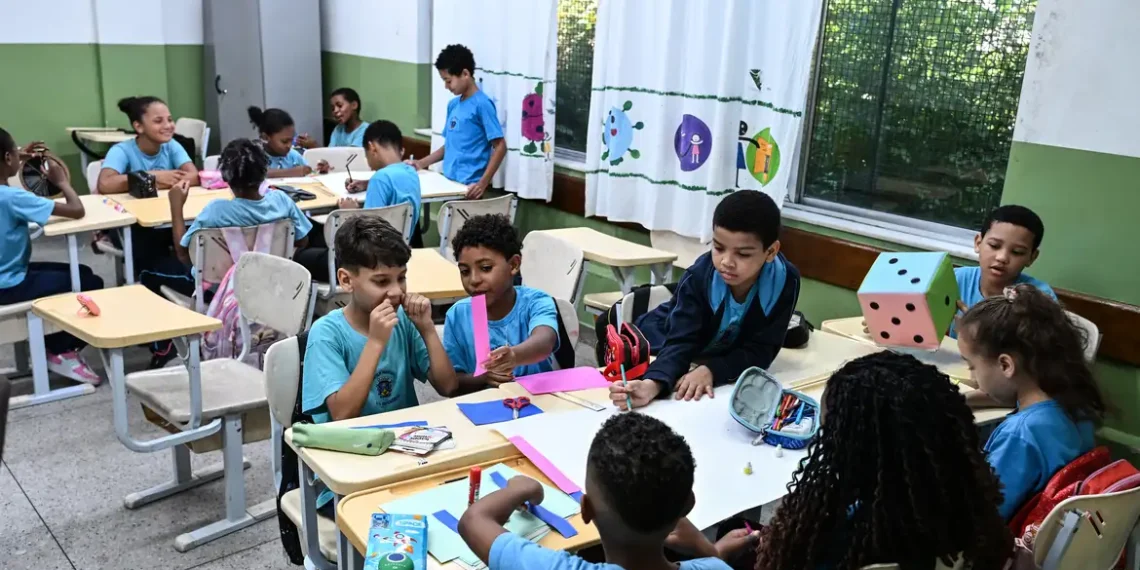 Governo fixa em R$ 5,1 mil novo piso nacional do magistério