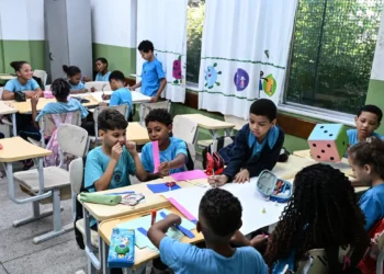 Governo fixa em R$ 5,1 mil novo piso nacional do magistério