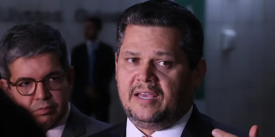 Alcolumbre mantém PEC 6×1 travada em semana esvaziada no Senado