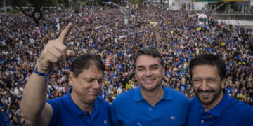 Flávio Bolsonaro na Marcha para Jesus 2026: “Isso aqui não é um ato político”