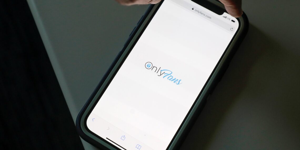Polícia da República Tcheca acusa quatro pessoas por tráfico humano em caso envolvendo OnlyFans