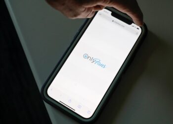 Polícia da República Tcheca acusa quatro pessoas por tráfico humano em caso envolvendo OnlyFans