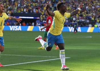 Raphinha, Vini Jr. e Douglas Santos se destacam nos números da estreia