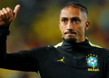 Raphinha sente dores na coxa direita e será reavaliado