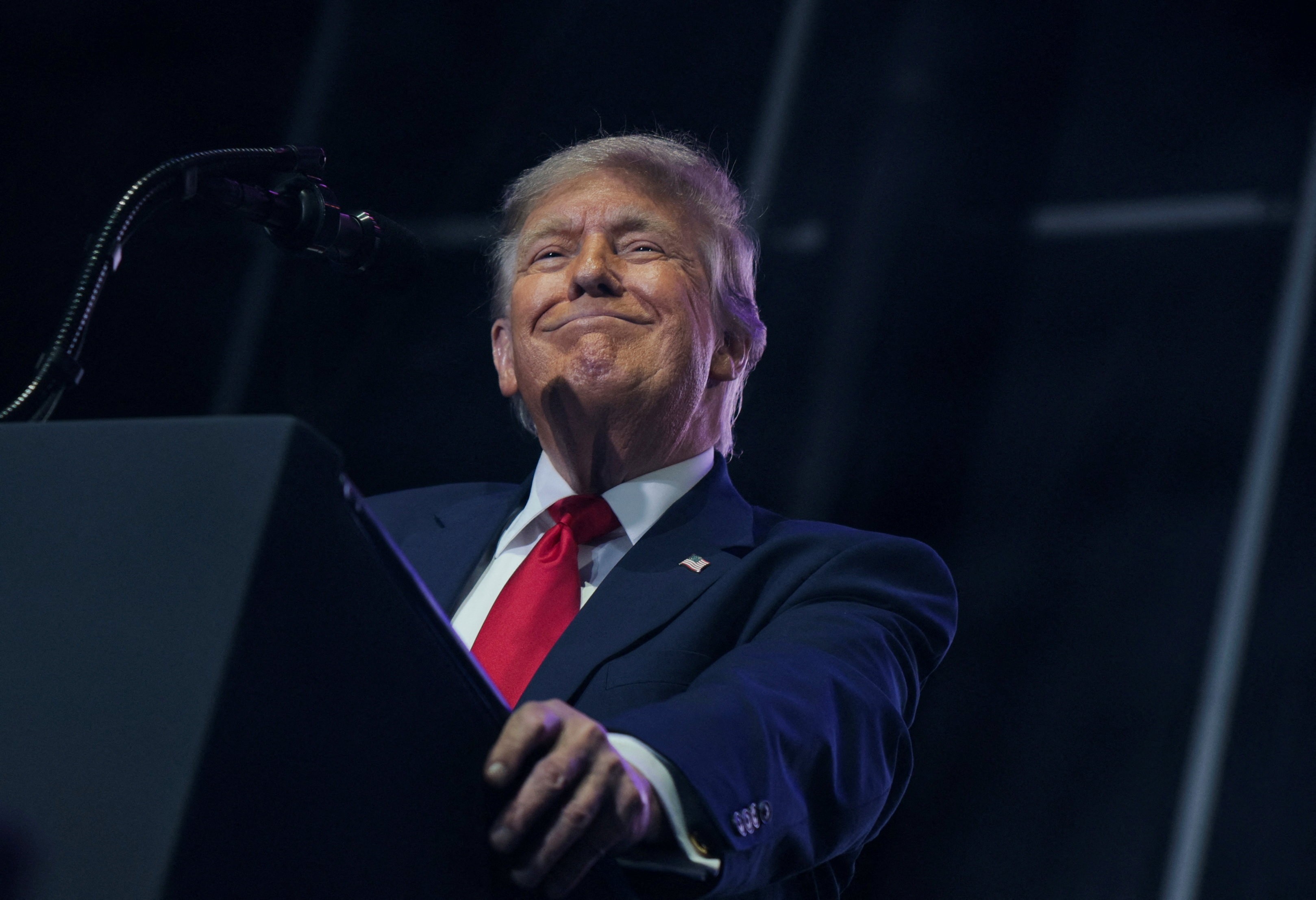 Trump comemora decisão da Suprema Corte que expande seu poder
