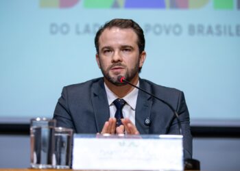 Ministro da Fazenda se reúne com Alcolumbre para tentar conter pauta-bomba de R$ 270 bilhões