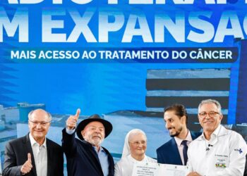 Lula entrega aparelhos de radioterapia em São Paulo