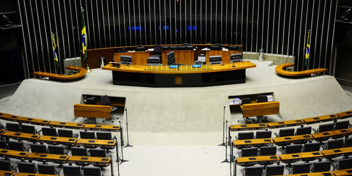 Congresso retoma trabalhos com pauta de IA e PEC 6×1
