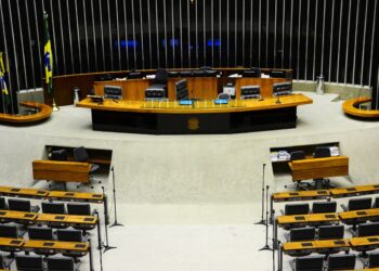 Congresso retoma trabalhos com pauta de IA e PEC 6×1