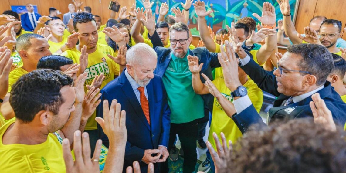Em busca do voto evangélico, PT critica uso eleitoral da religião