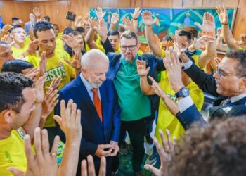 Em busca do voto evangélico, PT critica uso eleitoral da religião