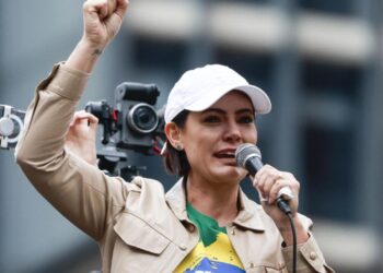 Michelle Bolsonaro revela crise do ex-presidente por tratamento