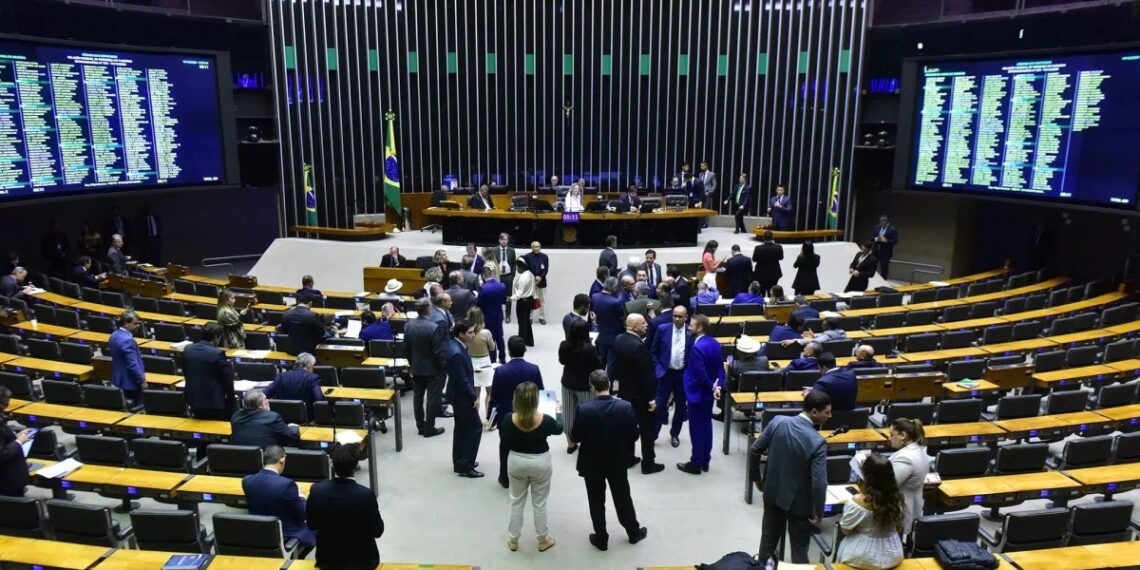 Câmara aprova PEC que amplia isenção de impostos para igrejas