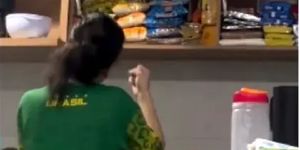 Mulher surda ora em libras ao guardar a feira e encanta milhões