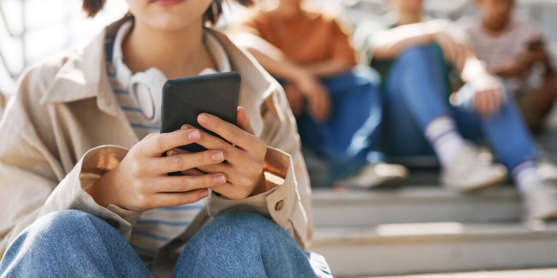 Austrália vai dobrar multa para plataformas que violarem proibição de redes sociais para menores
