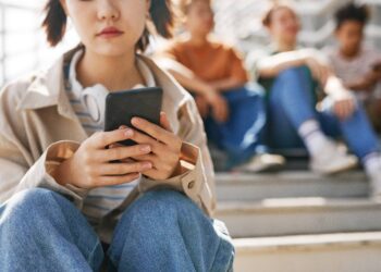Austrália vai dobrar multa para plataformas que violarem proibição de redes sociais para menores