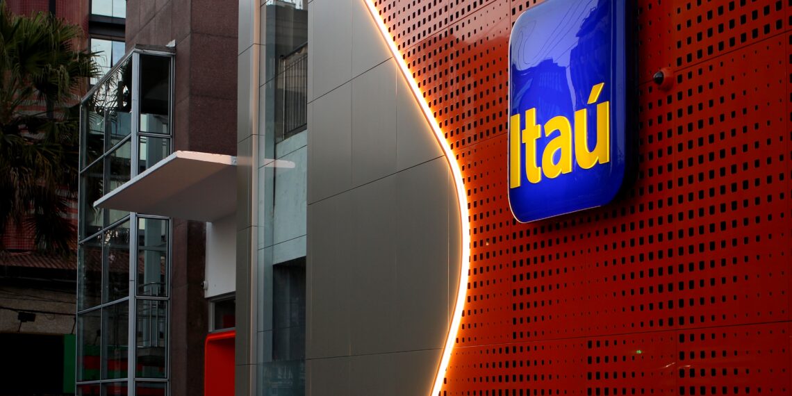 Itaú muda regra do trabalho híbrido e vai exigir mais dias presenciais a partir de 2028