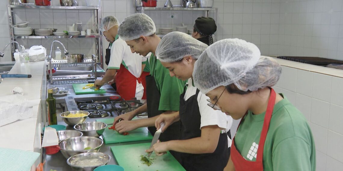 Desemprego até maio cai para 5,6%, o menor já registrado no período