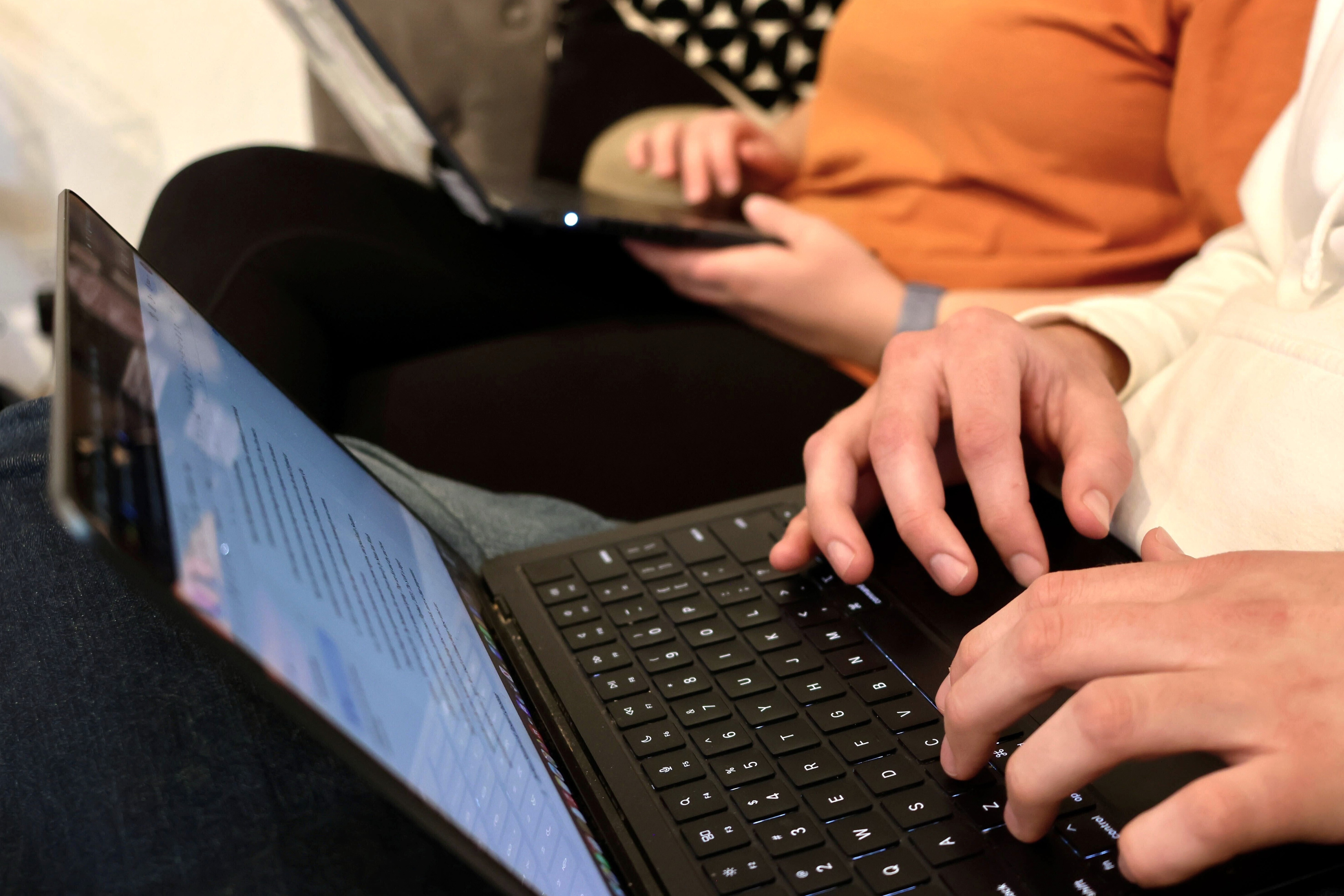 Jovem e desempregado? Estudo mostra que home office pode ser mais problema que a IA