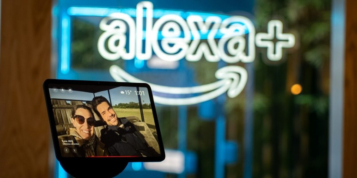 Amazon traz Alexa+ ao Brasil e aposta em IA como o ChatGPT para renovar assistente virtual