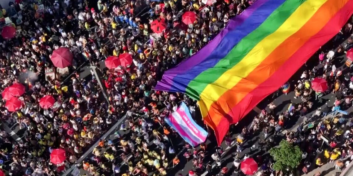 Caminhos da Reportagem aborda Pink money e o valor da diversidade