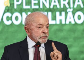 Governo estuda devolução de celular roubado nos Correios, diz Lula