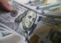 Dólar cai e Ibovespa recua com inflação dos EUA no radar e tensão no Oriente Médio