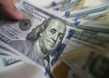 Dólar cai e Ibovespa recua com inflação dos EUA no radar e tensão no Oriente Médio
