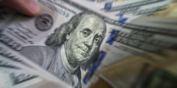 Dólar cai e Ibovespa recua com inflação dos EUA no radar e tensão no Oriente Médio