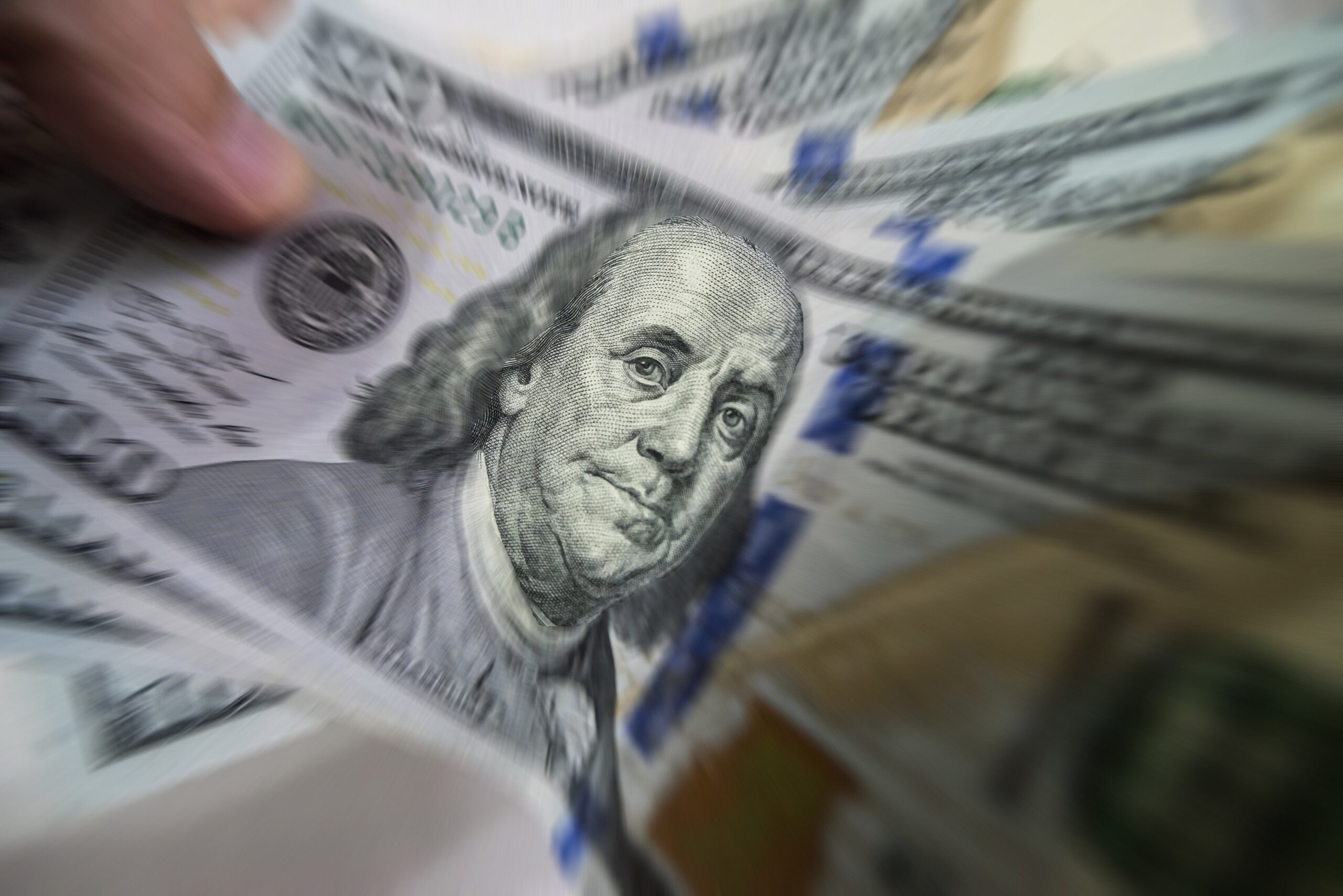 Dólar cai e fecha a R$ 5,16, de olho em dados econômicos e com feriado nos EUA; Ibovespa sobe
