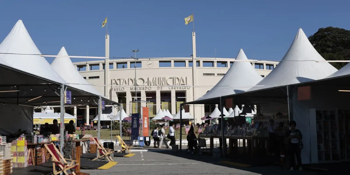 Feriado em SP tem programação gratuita em feira do livro no Pacaembu