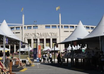 Feriado em SP tem programação gratuita em feira do livro no Pacaembu