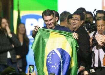 Flávio busca consolidar apoio evangélico para conter a esquerda